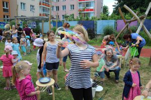 Pokusy s vodou na zahradní slavnosti pracoviště Lány