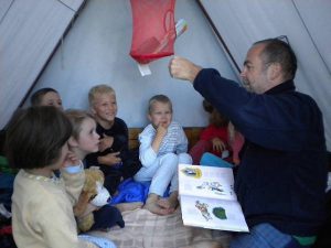 Mikinův ideál toho, jak by měl turistický oddíl vypadat, je velká venkovská rodina