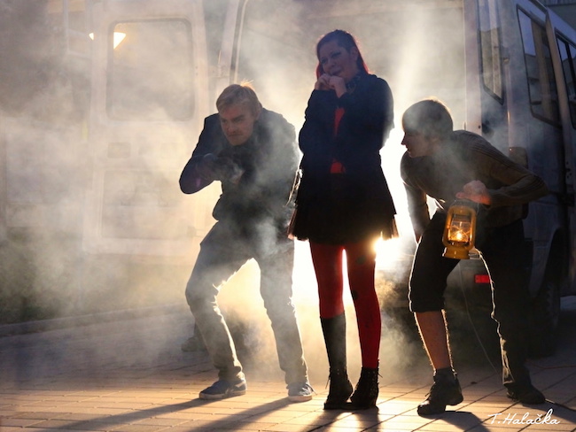 Divadelně-cirkusový průvod „Léto a dým“ oživí Kohoutovice – akce již proběhla