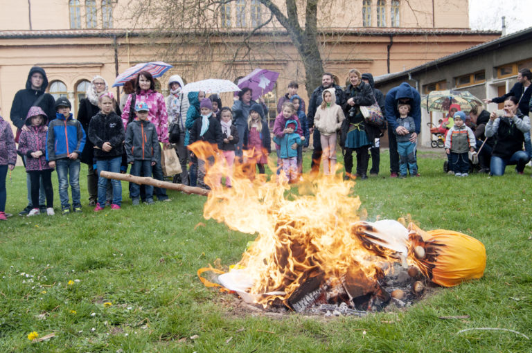 Děti v Lužánkách vynesly Morenu, zahnaly zimu a přivítaly jaro