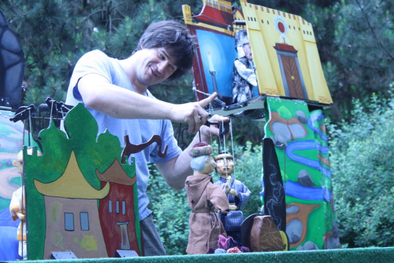 Festival Mezi panely představí mladé divadelní soubory