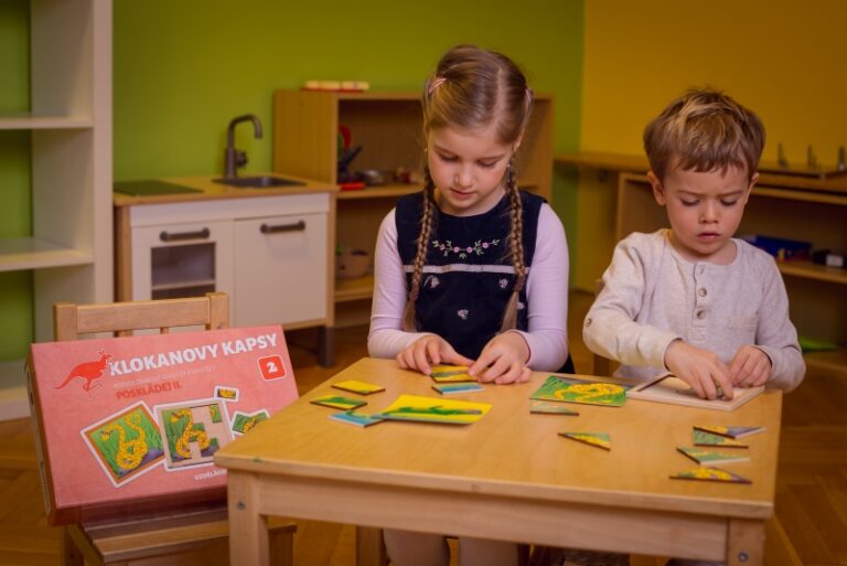 Děti zlepšují řeč i počítání díky Klokanovým kapsám